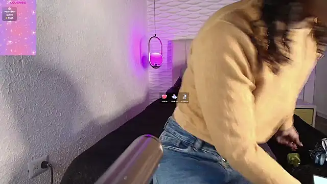 Snapshot of sarah_banks1 chatting on 03/11/25, 07:03 sarah banks1 online show from 03/11/25, 07:03