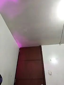 Snapshot of AvaChannel chatting on 11/02/25, 11:04 AvaChannel online show from 11/02/25, 11:04