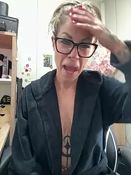 Snapshot of Tatjana_Sue chatting on 03/19/25, 10:55 Tatjana Sue online show from 03/19/25, 10:55