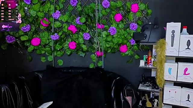 Snapshot of Sweett_Mollyy chatting on 04/22/26, 11:22 Sweett Mollyy online show from 04/22/26, 11:22