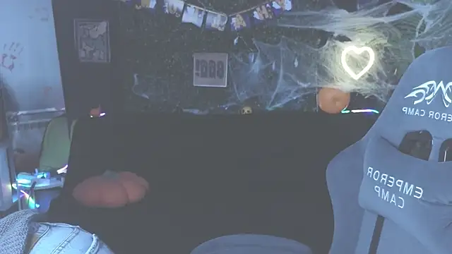 Snapshot of erikabrian chatting on 10/22/25, 01:38 erikabrian online show from 10/22/25, 01:38