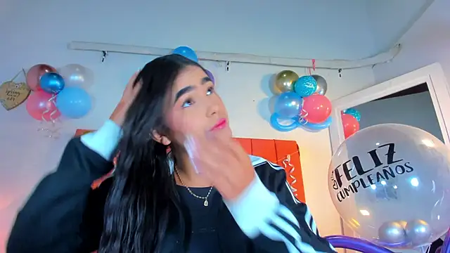 Snapshot of valen_rose0 chatting on 10/22/25, 12:04 valen rose0 online show from 10/22/25, 12:04