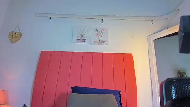 Snapshot of valen_rose0 chatting on 12/04/25, 12:04 valen rose0 online show from 12/04/25, 12:04