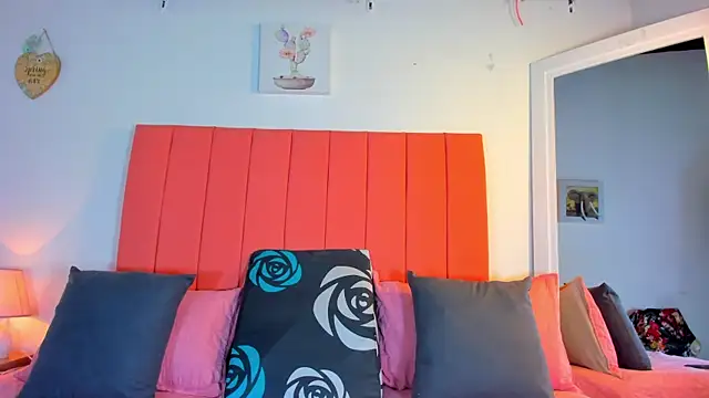 Snapshot of valen_rose0 chatting on 10/27/25, 12:06 valen rose0 online show from 10/27/25, 12:06