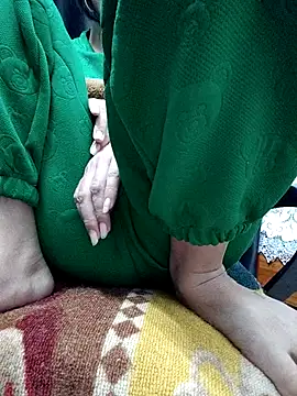 Snapshot of Haralushiaaa chatting on 12/20/25, 04:10 Haralushiaaa online show from 12/20/25, 04:10