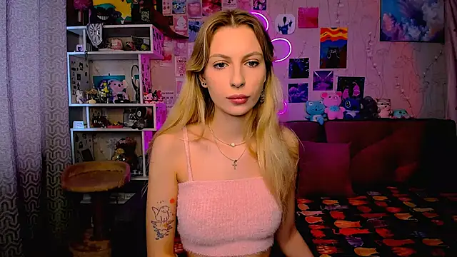 Snapshot of Maria_Hunt chatting on 03/22/25, 02:27 Maria Hunt online show from 03/22/25, 02:27