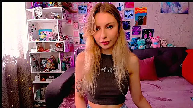 Snapshot of Maria_Hunt chatting on 02/26/25, 04:30 Maria Hunt online show from 02/26/25, 04:30