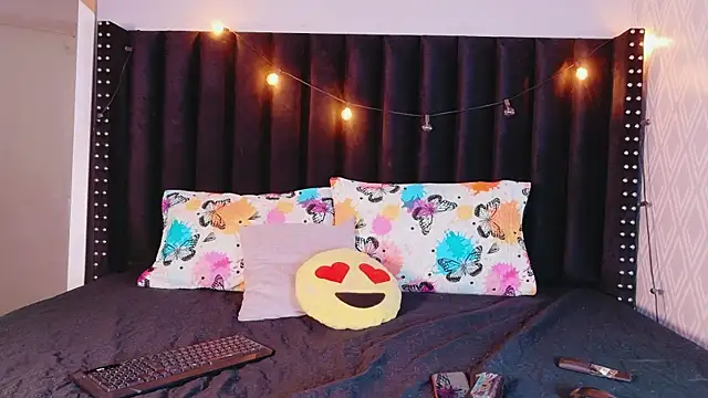 littleebluee online show from 11/28/25, 03:07