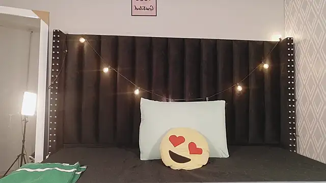 littleebluee online show from 11/13/25, 02:48