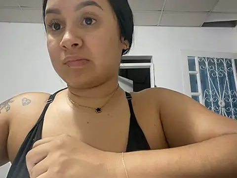 Snapshot of Pretty_Isadora chatting on 02/18/25, 01:32 Pretty Isadora online show from 02/18/25, 01:32