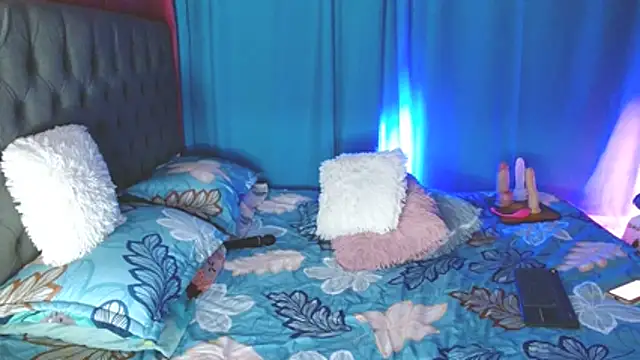 Kerly Lopez online show from 04/15/26, 07:58