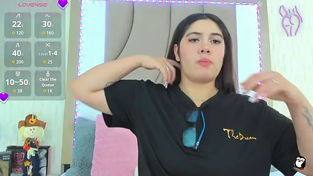 Snapshot of ThyaraJhons chatting on 10/31/25, 12:13 ThyaraJhons online show from 10/31/25, 12:13