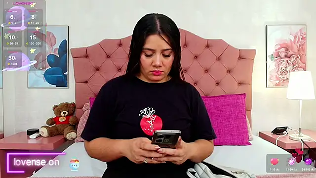 Snapshot of ThyaraJhons chatting on 11/28/25, 12:05 ThyaraJhons online show from 11/28/25, 12:05