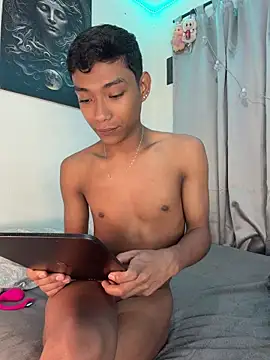 Snapshot of alejo_cute chatting on 07/12/26, 01:45 alejo cute online show from 07/12/26, 01:45