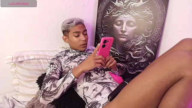 Snapshot of alejo_cute chatting on 01/08/25, 10:27 alejo cute online show from 01/08/25, 10:27