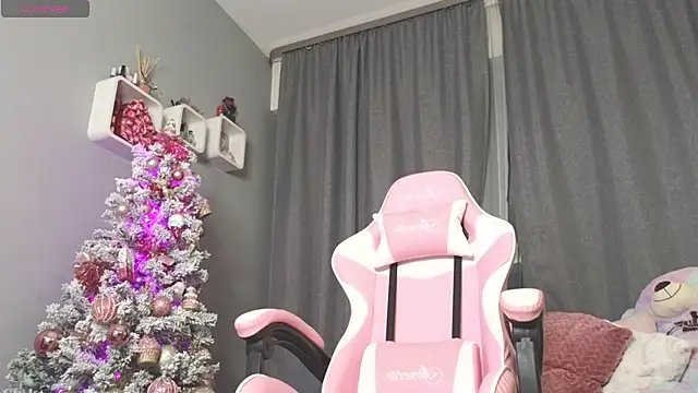 Snapshot of maddisonblush chatting on 12/24/24, 10:28 maddisonblush online show from 12/24/24, 10:28