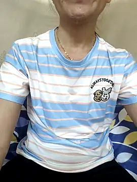 Snapshot of Asian_girl13 chatting on 12/17/25, 12:37 Asian girl13 online show from 12/17/25, 12:37