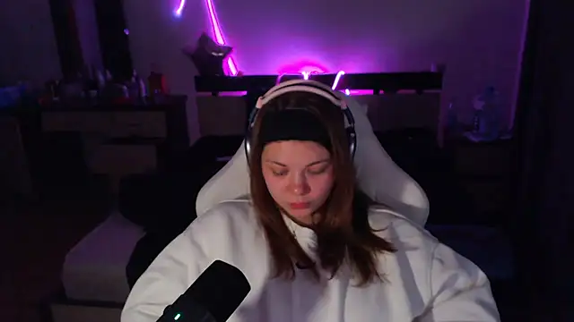 helengilmor online show from 12/13/25, 08:15