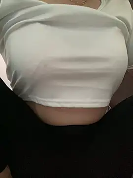 Snapshot of Milk_Mom99 chatting on 03/19/26, 06:35 Milk Mom99 online show from 03/19/26, 06:35