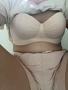 Snapshot of Milk_Mom99 chatting on 04/06/26, 06:58 Milk Mom99 online show from 04/06/26, 06:58