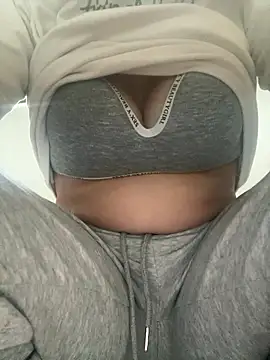 Snapshot of Milk_Mom99 chatting on 01/09/26, 06:31 Milk Mom99 online show from 01/09/26, 06:31