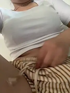 Snapshot of Milk_Mom99 chatting on 04/10/26, 07:04 Milk Mom99 online show from 04/10/26, 07:04