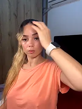 Snapshot of nakary00 chatting on 10/29/25, 01:15 nakary00 online show from 10/29/25, 01:15