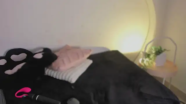 katiepeach  online show from 06/10/26, 12:06