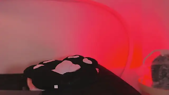 Snapshot of katiepeach_ chatting on 10/29/25, 12:04 katiepeach online show from 10/29/25, 12:04