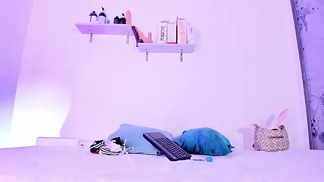 Kim Baker1 online show from 10/28/25, 08:08