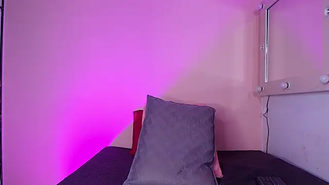 Snapshot of kendal_rossi chatting on 09/29/25, 12:00 kendal rossi online show from 09/29/25, 12:00