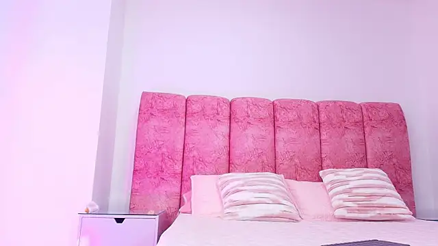 Snapshot of kendal_rossi chatting on 11/24/25, 12:05 kendal rossi online show from 11/24/25, 12:05