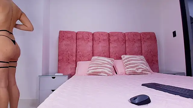 Snapshot of kendal_rossi chatting on 12/15/25, 12:00 kendal rossi online show from 12/15/25, 12:00