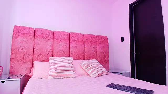 Snapshot of kendal_rossi chatting on 11/27/25, 12:05 kendal rossi online show from 11/27/25, 12:05