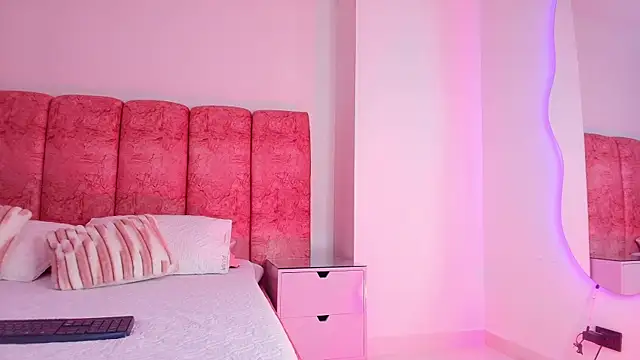 Snapshot of kendal_rossi chatting on 12/02/25, 11:56 kendal rossi online show from 12/02/25, 11:56