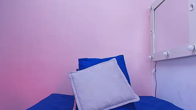 Snapshot of kendal_rossi chatting on 09/22/25, 12:00 kendal rossi online show from 09/22/25, 12:00