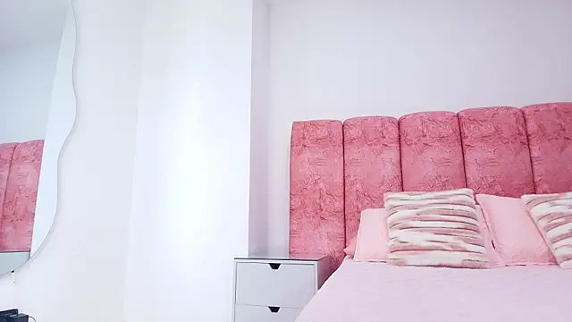 Snapshot of kendal_rossi chatting on 11/29/25, 12:05 kendal rossi online show from 11/29/25, 12:05