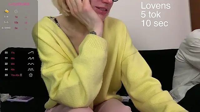 Snapshot of Sexy_Sweets chatting on 10/15/25, 10:29 Sexy Sweets online show from 10/15/25, 10:29