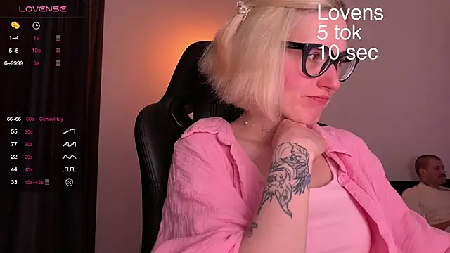Snapshot of Sexy_Sweets chatting on 10/03/25, 06:09 Sexy Sweets online show from 10/03/25, 06:09