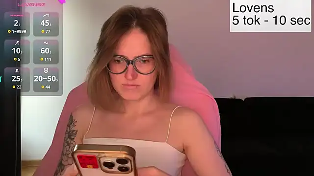 Snapshot of Sexy_Sweets chatting on 06/19/26, 04:02 Sexy Sweets online show from 06/19/26, 04:02