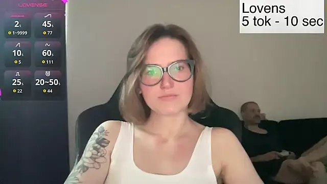 Snapshot of Sexy_Sweets chatting on 06/17/26, 01:32 Sexy Sweets online show from 06/17/26, 01:32