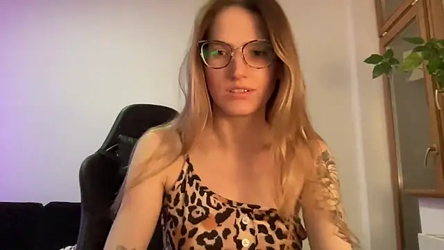 Snapshot of Sexy_Sweets chatting on 12/08/24, 05:55 Sexy Sweets online show from 12/08/24, 05:55