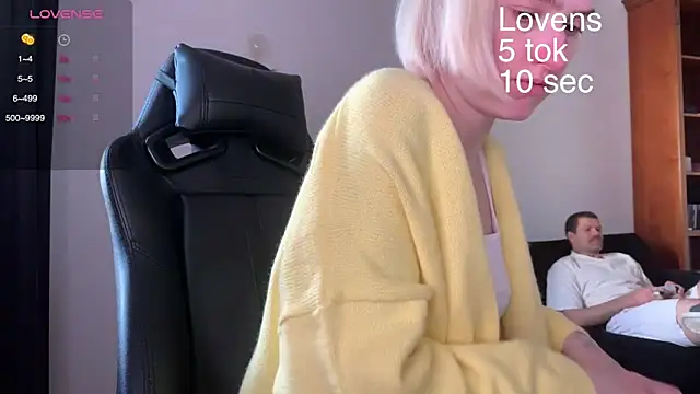 Snapshot of Sexy_Sweets chatting on 09/14/25, 11:43 Sexy Sweets online show from 09/14/25, 11:43