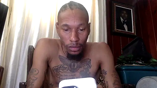 Snapshot of KingDerRico chatting on 10/29/25, 04:39 KingDerRico online show from 10/29/25, 04:39