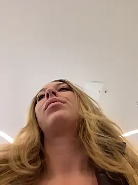 Snapshot of Sweet___Emily chatting on 02/15/26, 03:22 Sweet Emily online show from 02/15/26, 03:22