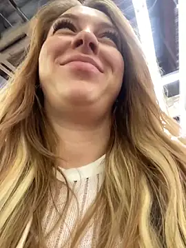 Snapshot of Sweet___Emily chatting on 02/01/25, 03:07 Sweet Emily online show from 02/01/25, 03:07