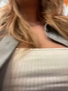 Snapshot of Sweet___Emily chatting on 01/19/25, 05:18 Sweet Emily online show from 01/19/25, 05:18