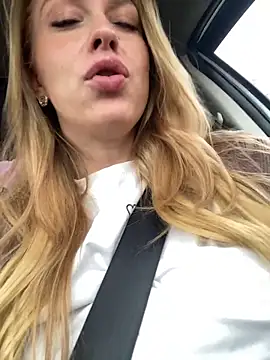 Snapshot of Sweet___Emily chatting on 10/10/25, 01:12 Sweet Emily online show from 10/10/25, 01:12