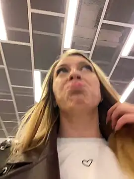 Snapshot of Sweet___Emily chatting on 10/17/25, 01:13 Sweet Emily online show from 10/17/25, 01:13