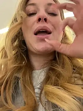 Snapshot of Sweet___Emily chatting on 09/18/25, 01:47 Sweet Emily online show from 09/18/25, 01:47